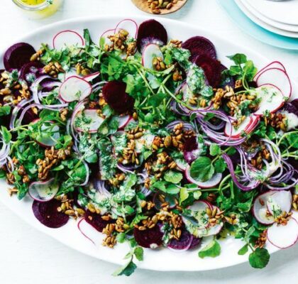 Salade de betteraves, de cresson et de radis aux graines épicées