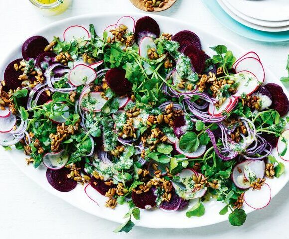 Salade de betteraves, de cresson et de radis aux graines épicées
