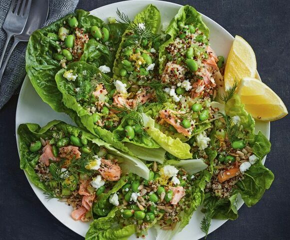 Salade de quinoa, fèves, saumon et feta