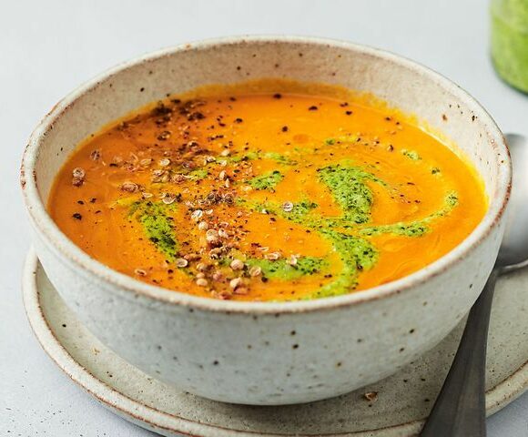 Soupe de carottes rôties, coriandre et pesto