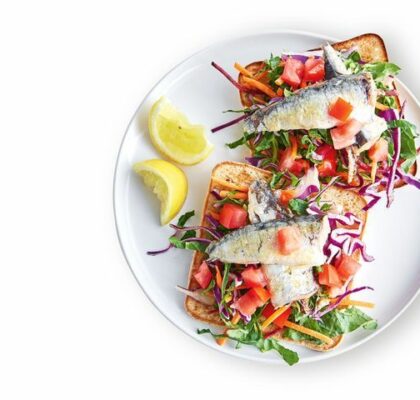 Bruschetta de sardines avec salade de chou frisé