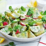 Salade de pommes de terre avec vinaigrette green goddess