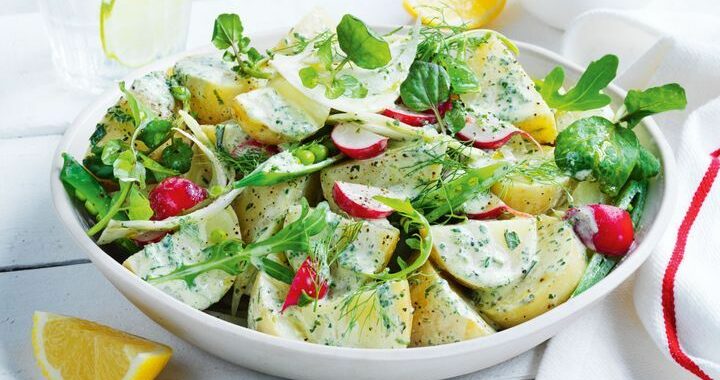 Salade de pommes de terre avec vinaigrette green goddess