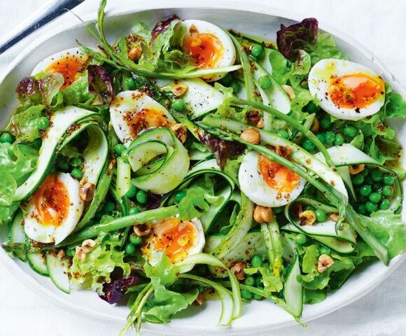 Salade de courgettes et d'asperges à l'œuf