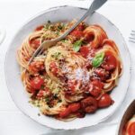 Spaghetti de Curtis Stone aux tomates cerises, à la pancetta et à la chapelure
