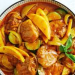 Curry rapide de poulet et de mangue au curcuma