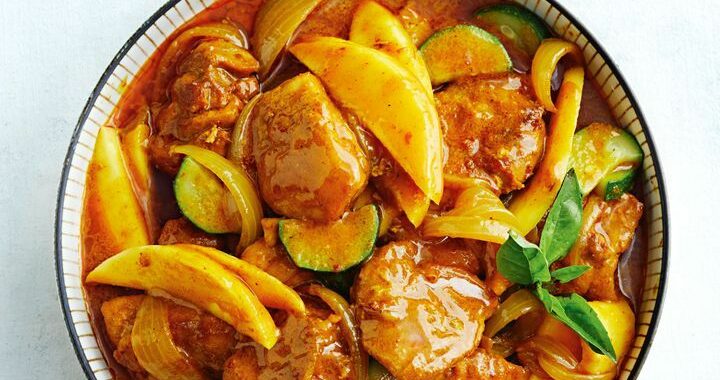 Curry rapide de poulet et de mangue au curcuma