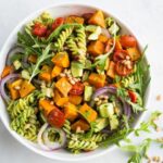 Salade de pâtes végétalienne avec vinaigrette green goddess