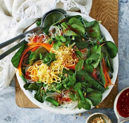 Salade vietnamienne de choy sum et de nouilles