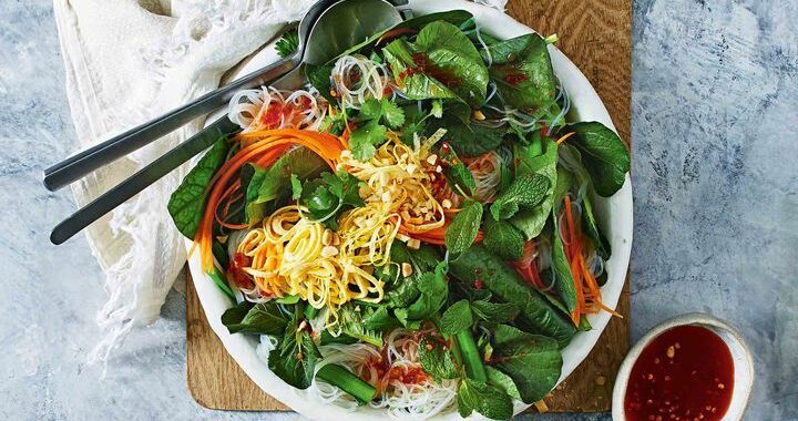 Salade vietnamienne de choy sum et de nouilles