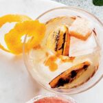 Cocktail de vin mousseux à l’orange brûlée