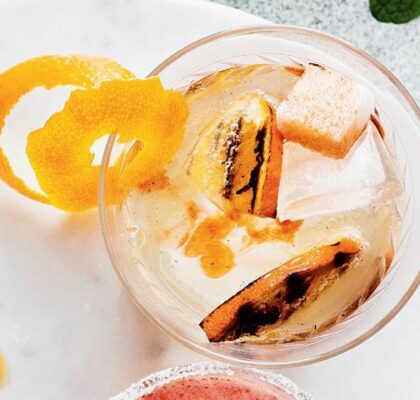 Cocktail de vin mousseux à l'orange brûlée