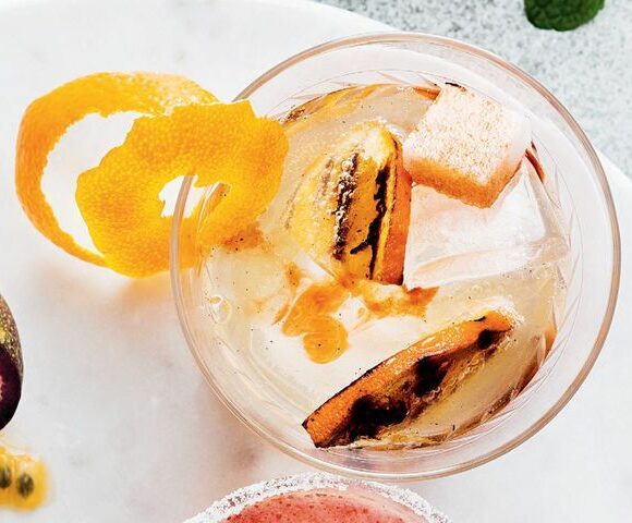 Cocktail de vin mousseux à l'orange brûlée
