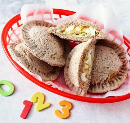 Sandwichs aux œufs, à la laitue et à la mayonnaise en forme de soucoupe volante