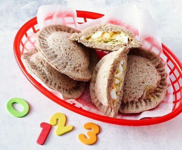 Sandwichs aux œufs, à la laitue et à la mayonnaise en forme de soucoupe volante