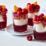 Coupes de gelée de fruits et de yaourt