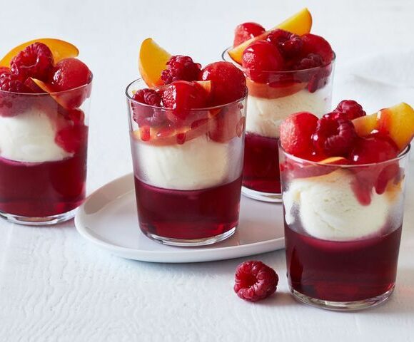 Coupes de gelée de fruits et de yaourt