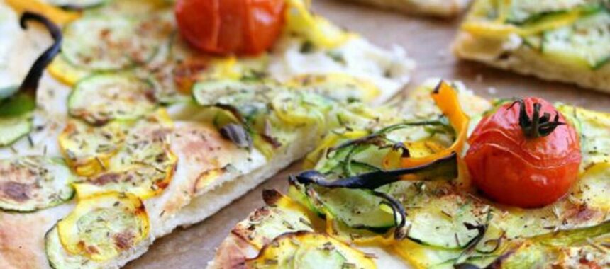 Pizza végétalienne aux courgettes et les herbes de la Garrigue