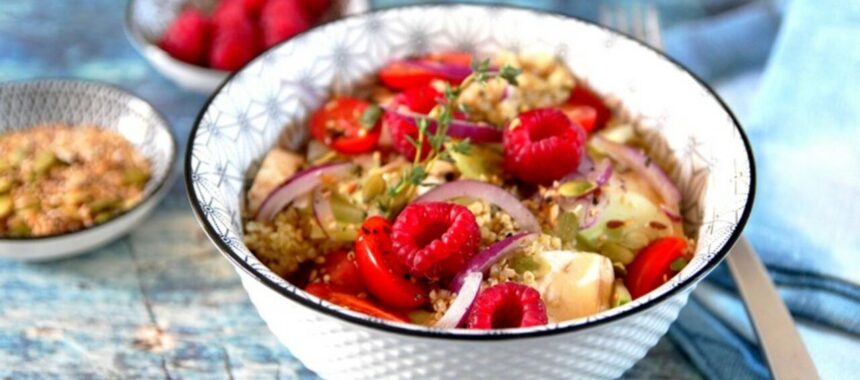 Salade healthy au quinoa, légumes et framboises