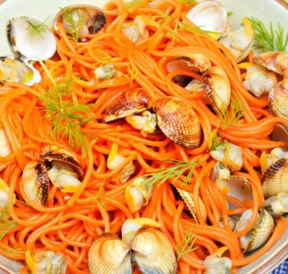 Spaghettis au jus de carottes et aux coques